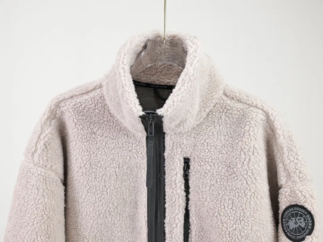 P620 Canada Goose/Canada Goose Shearling Jacket Simcoe Shearling Zip Jacket is made from Kind artificial long-hair sherpa, our new generation of wool fleece that helps keep the earth cold and the people on it warm. It features dropped shoulders, a high collar and an adjustable waist hem with internal drawstrings. Standard embroidery color label; top-quality goose Simcoe lambskin Color: Apricot Pink Black Gray White Army Green Size: S M L